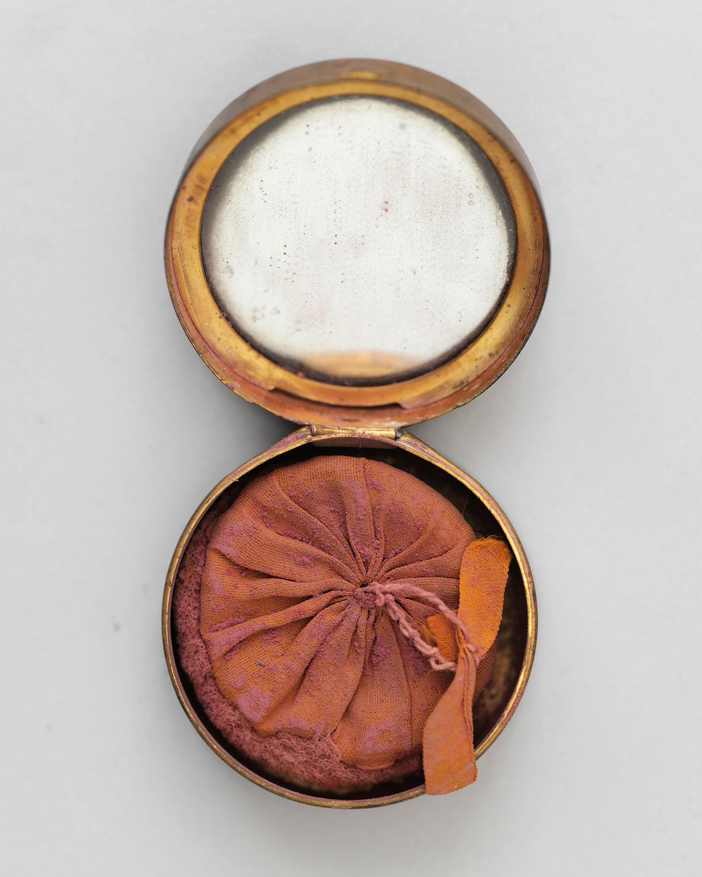 1920s makeup rouge compact